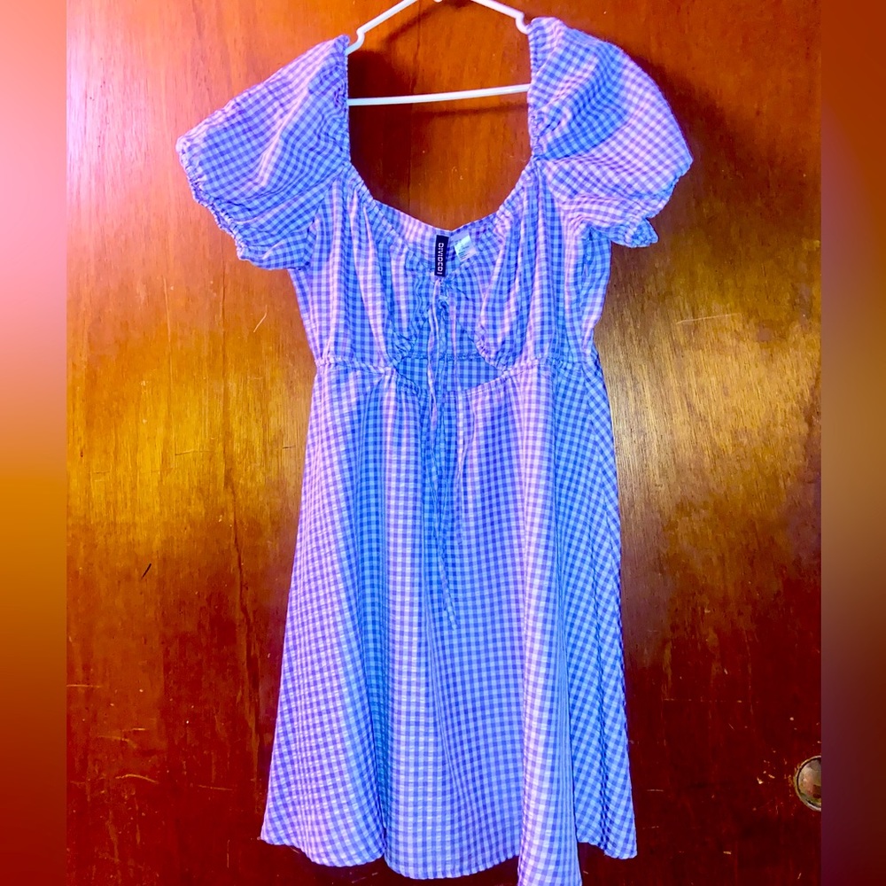 Short, lavender final dress. With triangle cut-out and short balloon sleeves.